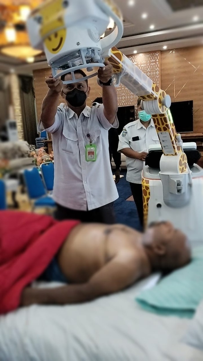 Gubernur Papua Lukas Enembe diperiksa dokter Singapura