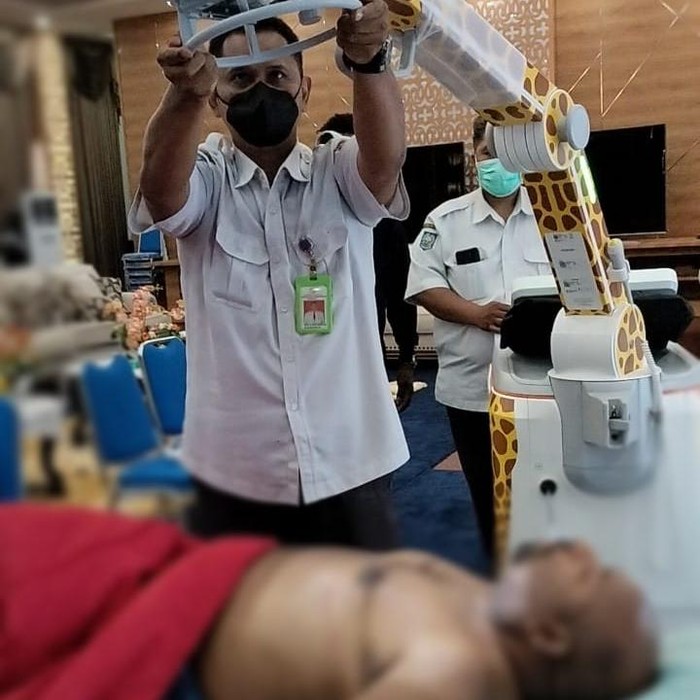 Gubernur Papua Lukas Enembe diperiksa dokter Singapura