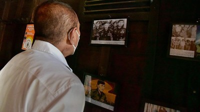 Momen Gubsu ke Rumah Jenderal AH Nasution dan Lihat Foto Prabowo