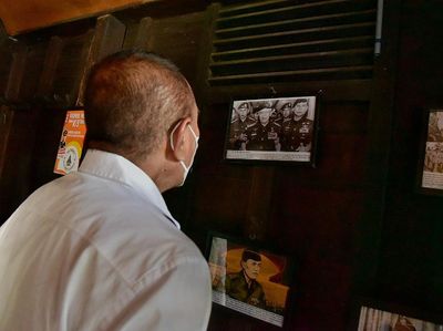 Momen Gubsu ke Rumah Jenderal AH Nasution dan Lihat Foto Prabowo