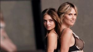 Potret Kekompakan Ibu dan Anak Jadi Model Lingerie Bak Kakak-Adik