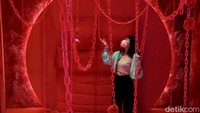 Berjalan melewati tali bulu-bulu, ada ruang serba merah di ujung pintu. Red room, ruangan ini dihias dengan berbagai rantai dan borgol untuk memompa imajinasi pengunjung dalam berhubungan intim.