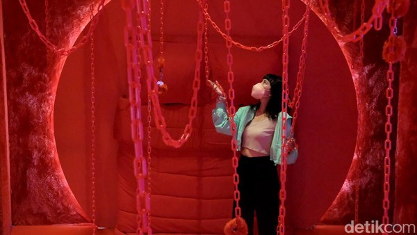 Berjalan melewati tali bulu-bulu, ada ruang serba merah di ujung pintu. Red room, ruangan ini dihias dengan berbagai rantai dan borgol untuk memompa imajinasi pengunjung dalam berhubungan intim. Berjalan melewati tali bulu-bulu, ada ruang serba merah di ujung pintu. Red room, ruangan ini dihias dengan berbagai rantai dan borgol untuk memompa imajinasi pengunjung dalam berhubungan intim.