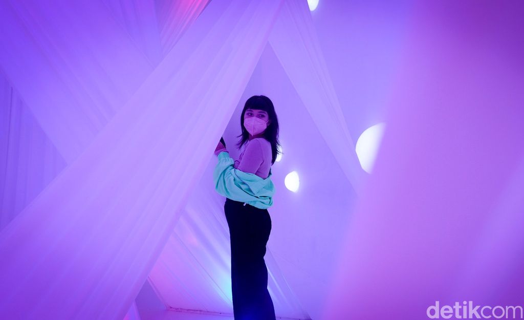Pengunjung menikmati sensasi bermain sambil belajar seks di Hotel for Play by Vivo di Lotte Shopping Avenue, Jl Dr Satrio, Jakarta Selatan, Rabu (12/10/2022).