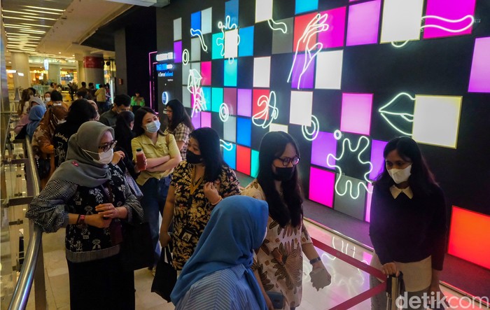 Pengunjung menikmati sensasi bermain sambil belajar seks di Hotel for Play by Vivo di Lotte Shopping Avenue, Jl Dr Satrio, Jakarta Selatan, Rabu (12/10/2022).