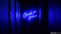 Sebelum masuk, traveler akan diminta untuk scan barcode dan mengisi nama. Lampu-lampu led berwarna ungu dan merah adalah pintu masuknya. Pintu masuknya saja sudah instagenik, bagaimana di dalamnya?