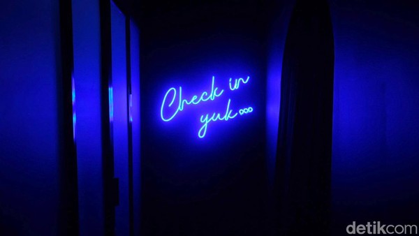 Sebelum masuk, traveler akan diminta untuk scan barcode dan mengisi nama. Lampu-lampu led berwarna ungu dan merah adalah pintu masuknya. Pintu masuknya saja sudah instagenik, bagaimana di dalamnya? Sebelum masuk, traveler akan diminta untuk scan barcode dan mengisi nama. Lampu-lampu led berwarna ungu dan merah adalah pintu masuknya. Pintu masuknya saja sudah instagenik, bagaimana di dalamnya?
