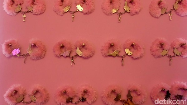Selanjutnya, ruang serba pink dengan borgol bulu. Terasa kinky dan seksi, ruangan ini jadi tempat presentasi indra penciuman saat berhubungan intim.
