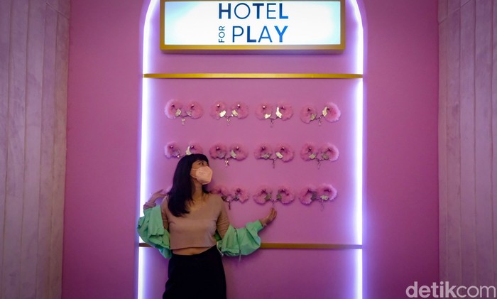 Pengunjung menikmati sensasi bermain sambil belajar seks di Hotel for Play by Vivo di Lotte Shopping Avenue, Jl Dr Satrio, Jakarta Selatan, Rabu (12/10/2022).