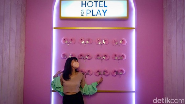 Instalasi ini bernama Hotel for Play by Vivo di Lotte Shopping Avenue, Jl Dr Satrio, Jakarta Selatan. Menggandeng Haluu, Hotel for Play jadi instalasi fotogenik yang bertemakan seks. So, pengunjung yang mau menikmatinya harus berusia 18 tahun ke atas.