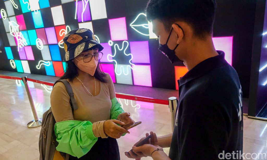 Pengunjung menikmati sensasi bermain sambil belajar seks di Hotel for Play by Vivo di Lotte Shopping Avenue, Jl Dr Satrio, Jakarta Selatan, Rabu (12/10/2022).