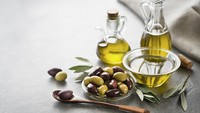 Untuk pilihan sehari-hari, gunakan minyak zaitun yang kaya akan lemak tak jenuh tunggal. Jenis minyak ini juga merupakan sumber antioksidan dan memiliki sifat anti-inflamasi yang kuat sehingga bersifat ramah untuk ginjal. (Foto: Getty Images/iStockphoto)