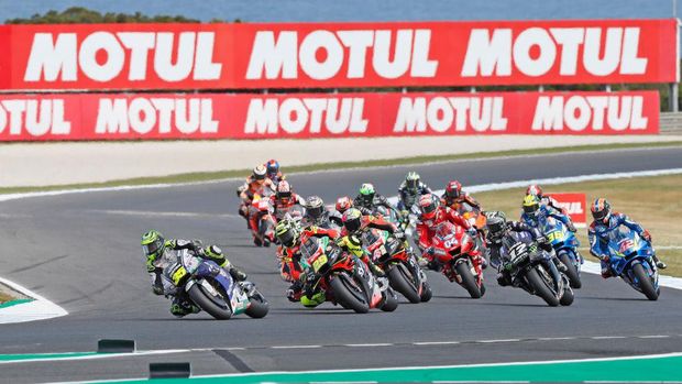 PHILLIP ISLAND, AUSTRALIA - OCTOBER 27: Cal Crutchlow of Great Britain and LCR Honda leads the field during the MotoGP race during the 2019 MotoGP of Australia at Phillip Island Grand Prix Circuit on October 27, 2019 in Phillip Island, Australia. (Photo by Mirco Lazzari gp/Getty Images)