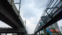 Direktur Utama PT MRT Jakarta Mohamad Aprindy mengatakan pembangunan skywalk dan beberapa fasilitas TOD lainnya di Lebak Bulus dilakukan tanpa kocek dari Pemprov DKI Jakarta. Artinya, pembangunan yang dilakukan sama sekali tak menggunakan dana APBD.