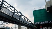 Proyek jembatan layang atau skybridge senilai Rp 38 M di Lebak Bulus bertujuan untuk integrasi halte TransJakarta Centrale Stichting Wederopbouw (CSW) dengan Stasiun MRT ASEAN. Ini merupakan salah satu pengembangan transit oriented development (TOD) yang dilakukan oleh MRT Pengembangan skywalk ini akan memaksimalkan ruang pejalan kaki di sekitar Lebak Bulus. Dari data MRT Jakarta, proyek ini sudah mencapai 86% per 10 Oktober. Diharapkan proyek ini selesai pembangunannya paling cepat di bulan November. Dibangun dengan biaya Rp 38 miliar yang merupakan kolaborasi MRT dengan pengembang properti Intiland selaku pemilik Poins Square. Proyek TOD ini terdiri dari plaza transit seluas 2.000 meter persegi, gedung hub 200 meter persegi, dan jembatan interkoneksi sepanjang 245 meter. A.Prasetia/detikcom