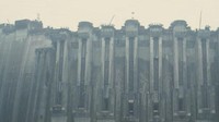 Bendungan ini dioperasikan oleh China Yangtze Power. Menjadi pembangkit listrik terbesar dengan bendungan tertinggi keempat di dunia. Pembangunan bendungan ini dimulai pada tahun 2005 sampai 2014. Memiliki ketinggian 285,5 M.