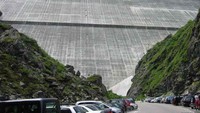 Dibangun di Sungai Dixence di Pengunungan Alpen Swiss. Tujuannya untuk menghasilkan listrik tenaga air. Memiliki ketinggian mencapai 285 M dan mampu memberikan daya untuk lebih dari 40.000 rumah.
