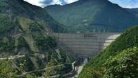Bendungan ini menjadi bendungan tertinggi di dunia dengan ketinggian 271,5 M. Pembangunan bendungan ini dimulai pada tahun 1961 dan selesai pada tahun 1978.