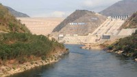 Bendungan ini terletak di Sungai Mekong, Tiongkok. Dalam pertahunnya dapat menghasilkan kapasitas pembangkit listrik kurang dari 24.000 MW. Dengan ketinggian mencapai 261.5 M.