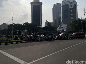 Massa Demo di Patung Kuda Bubar, Jalan Medan Merdeka Barat Kembali Dibuka