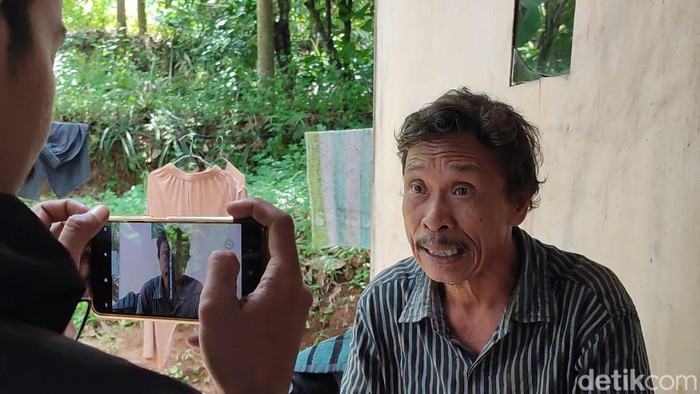 Jamil, seorang lansia Dusun Karangjetak, Desa Ciparay, Kecamatan Cidolog, Kabupaten Ciamis, Jawa Barat ini kebal listrik.