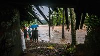 Jembatan Di Lebak Putus Diterjang Banjir Bandang