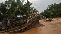 Sebuah jembatan di Sukajaya, Lebak, Banten, putus diterjang banjir bandang.