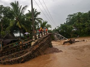 Jembatan di Lebak Putus Diterjang Banjir Bandang
