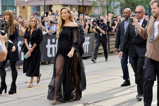 Beberapa hari sebelumnya, Jennifer Lawrence muncul di Toronto International Film Festival 2022 untuk mempromosikan Causeway. Penampilan tersebut menandai debutnya di karpet merah sebagai seorang ibu. (Foto: Getty Images/Amy Sussman)