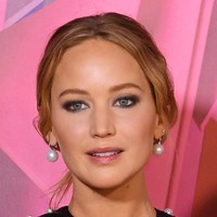 Sepasang anting mutiara dengan tampilan sederhana turut melengkapi gaya perempuan 32 tahun ini. (Foto: Dave Benett/Getty Images for Apple)