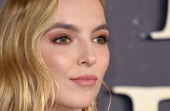 Jodie Comer merupakan aktris berkebangsaan Inggris yang populer berkat perannya sebagai pembunuh psikopat di serial ‘Killing Eve’. Foto: Getty Images