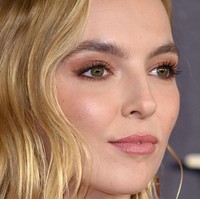 Jodie Comer merupakan aktris berkebangsaan Inggris yang populer berkat perannya sebagai pembunuh psikopat di serial ‘Killing Eve’. Foto: Getty Images