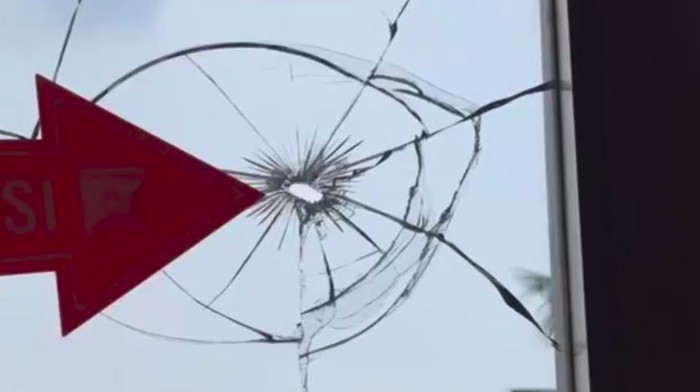 Kaca rumah WN Jerman di Cilandak, Jaksel, berlubang diduga akibat peluru nyasar.