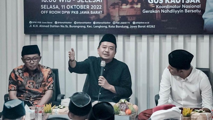 Kala Ajengan Muda se-Jabar Berkumpul, Ada apa? Ratusan ajengan anom atau ajengan muda se-Jawa Barat berkumpul untuk menghadiri acara Halaqoh Siyasah dan Harokah Santri di kantor DPW PKB, Jawa Barat. Ada apa?