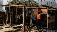Sejumlah petugas melakukan pembongkaran bangunan di Kampung Bambu, Tanjung Priok.