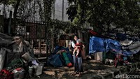 Warga mengevakuasi barang-barangnya di atas trotoar di kawasan JIS.