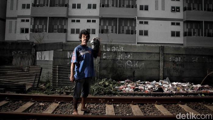 Kampung Bambu JIS Riwayatmu Kini Penertiban telah dilakukan di Kampung Bambu, Tanjung Priok, Jakarta Utara, Selasa (12/10) kemarin. Total ada 254 banguna liar yang ditertibkan di wilayah itu.
