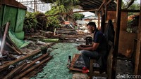 Meski telah ditertibkan, masih banyak warga yang bertahan di kawasan tersebut.