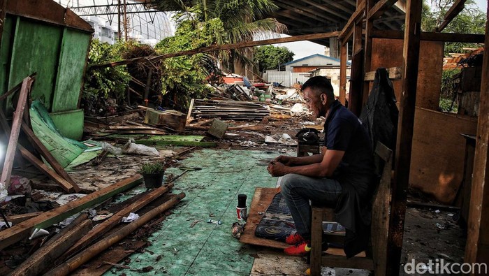 Kampung Bambu JIS Riwayatmu Kini Penertiban telah dilakukan di Kampung Bambu, Tanjung Priok, Jakarta Utara, Selasa (12/10) kemarin. Total ada 254 banguna liar yang ditertibkan di wilayah itu.