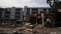 Pembongkaran bangunan masih berlagsung hingga saat ini.