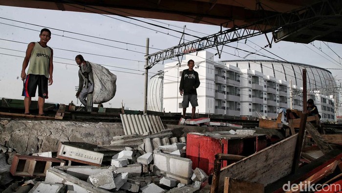 Penertiban telah dilakukan di Kampung Bambu, Tanjung Priok, Jakarta Utara, Selasa (12/10) kemarin. Total ada 254 banguna liar yang ditertibkan di wilayah itu.