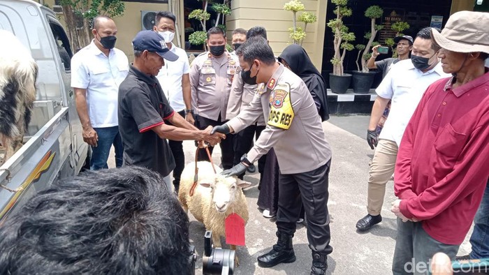 Kapolres Lamongan mengembalikan kambing yang dicuri kawanan pencuri ke warga
