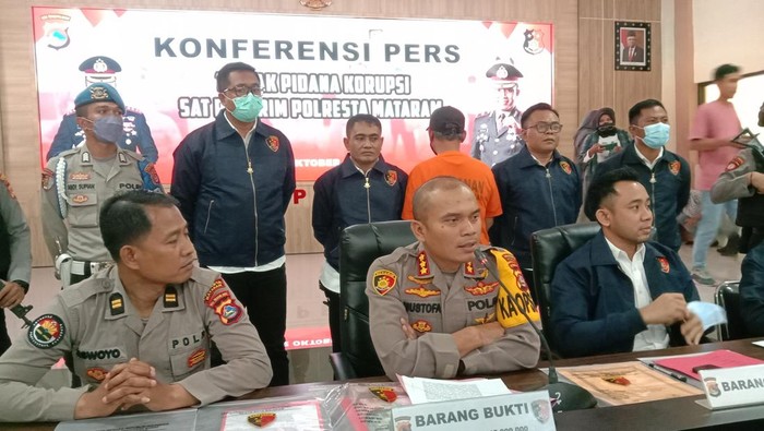 Rilis kasus pungli Pasar ACC Ampenan Mataram Rabu (12/10/2022).