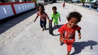 Kebahagiaan terpancar di wajah anak-anak tersebut.