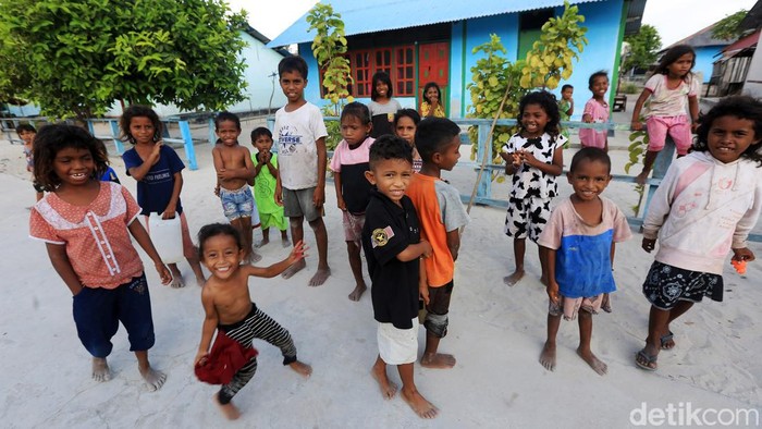 Kebahagian Anak-anak Pulau Terluar Tanpa Gadget Sejumlah anak bermain bersama di Desa Fursui, Pulau Selaru, Kabupaten Kepualaun Tanimbar. Mereka tampak bahagia bermain bersama meski tak mengenal gadget.