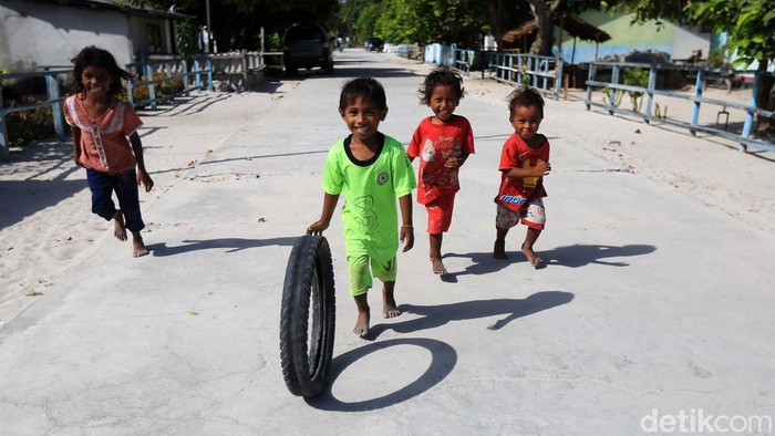 Kebahagian Anak-anak Pulau Terluar Tanpa Gadget Sejumlah anak bermain bersama di Desa Fursui, Pulau Selaru, Kabupaten Kepualaun Tanimbar. Mereka tampak bahagia bermain bersama meski tak mengenal gadget.
