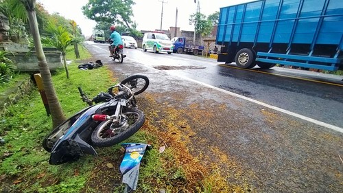 Kecelakaan yang melibatkan motor dan mobil di Jalan Raya Denpasar-Gilimanuk, Desa Banyubiru, Jembrana Rabu (12/10/2022).