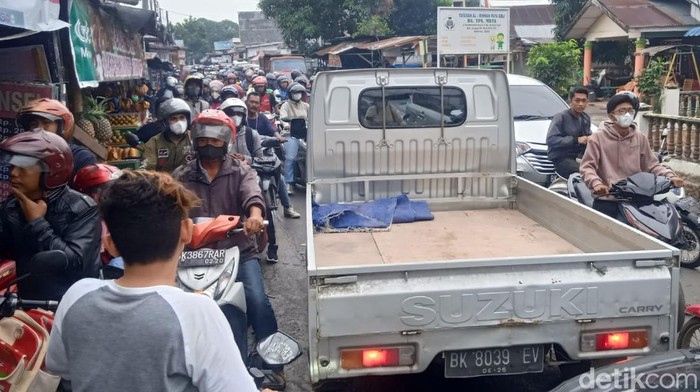 Kemacetan parah di kawasan Kampung Lalang hingga Sei Mencirim.