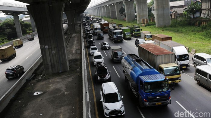 Kendaraan terjebak kemacetan di Tol Jakarta Cikampek KM 14 arah Jakarta, Kota Bekasi, Jawa Barat, Rabu (12/10/2022). Dalam pantau pukul 09.00 wib kemacetan dimulai dari KM 19 hingga KM 14 kemacetan ini karena adanya perbaikan jalan tol di KM 14.
