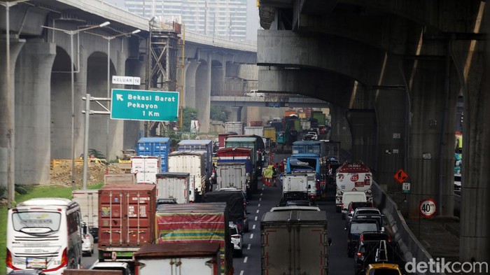 Kendaraan terjebak kemacetan di Tol Jakarta Cikampek KM 14 arah Jakarta, Kota Bekasi, Jawa Barat, Rabu (12/10/2022). Dalam pantau pukul 09.00 wib kemacetan dimulai dari KM 19 hingga KM 14 kemacetan ini karena adanya perbaikan jalan tol di KM 14.